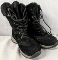Size 8m Khombu Waterproof Boots. Mild Wear Present.