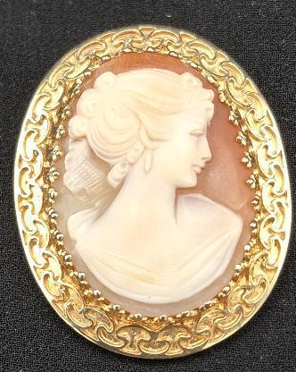 Lovely Vintage Carved Shell Cameo Brooch / Pendant 1.75"