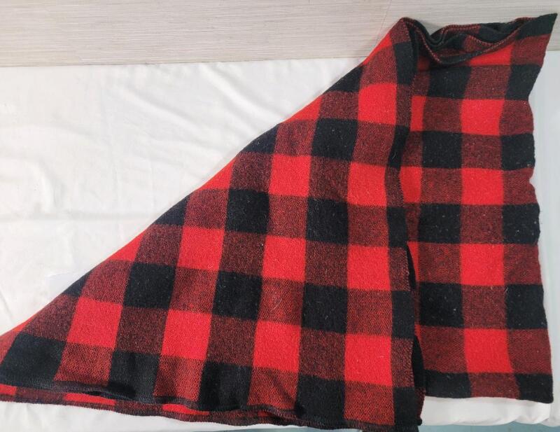 70"&times;48" Red / Black Checker Pattern Throw Blanket .