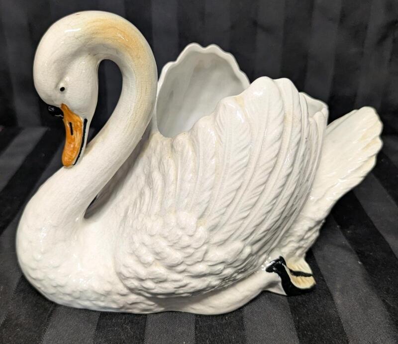 Vintage Sylvac Swan Vase. 6.5" Tall. No chips or cracks.