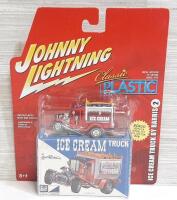 2005 Unopened Johnny Lightning Die-Cast Metal 1/25 Scale Ice Cream Truck