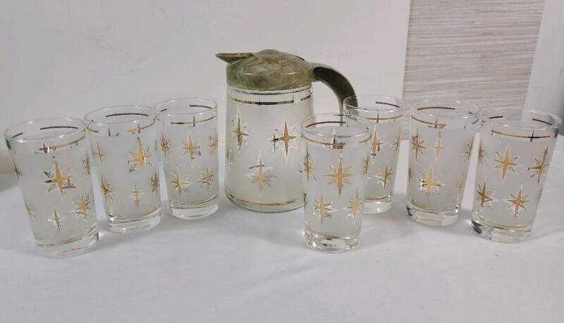 Vintage MCM Dominion Glass " Starburst " Pitcher & Set of 7 Matching Glasses . Pitcher measures 7" tall & glasses measure 5" tall . No chips or cracks