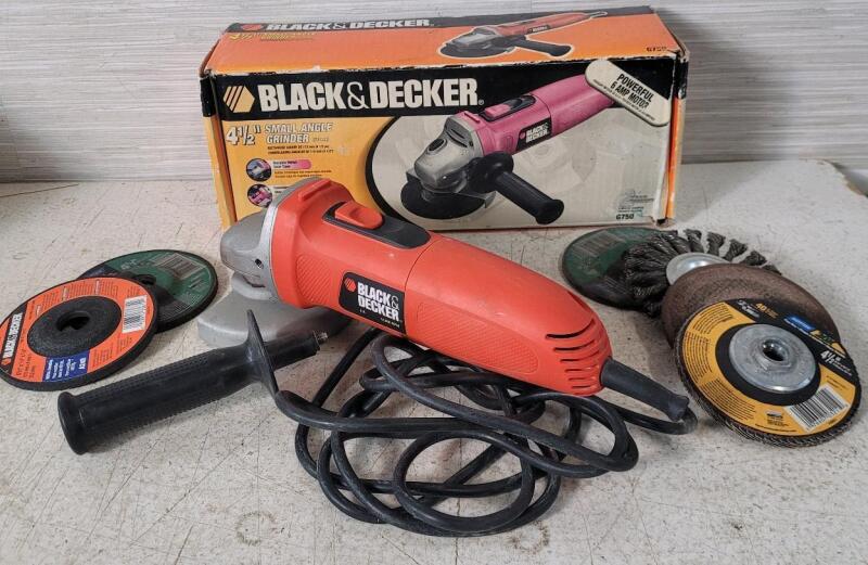 Black & Decker 4.5" Small Angle Grinder w/Accessories. Tested Working. Model # G750