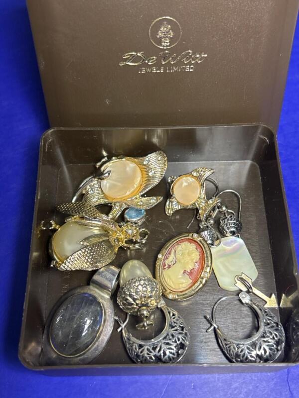 De Witt Jewells Limited Box ( 1 x 3.25&rsquo;&rsquo; ) Brooches Pendants Earrings As Found in Photos