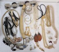 Large Lot Ladies Fashion Jewelry & Accessories . Earrings , Necklaces , Brooches , Belts .