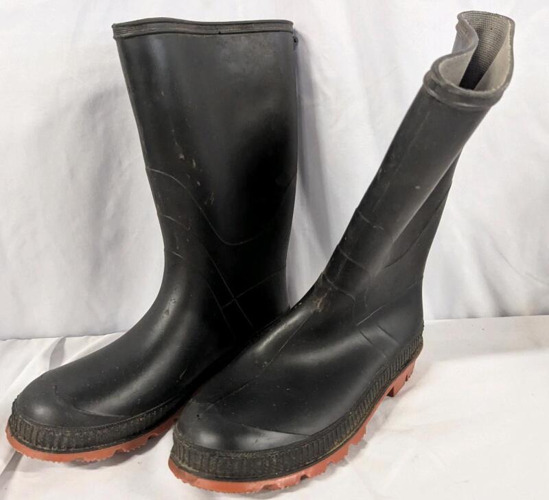New Size 7 Rubber Boots.