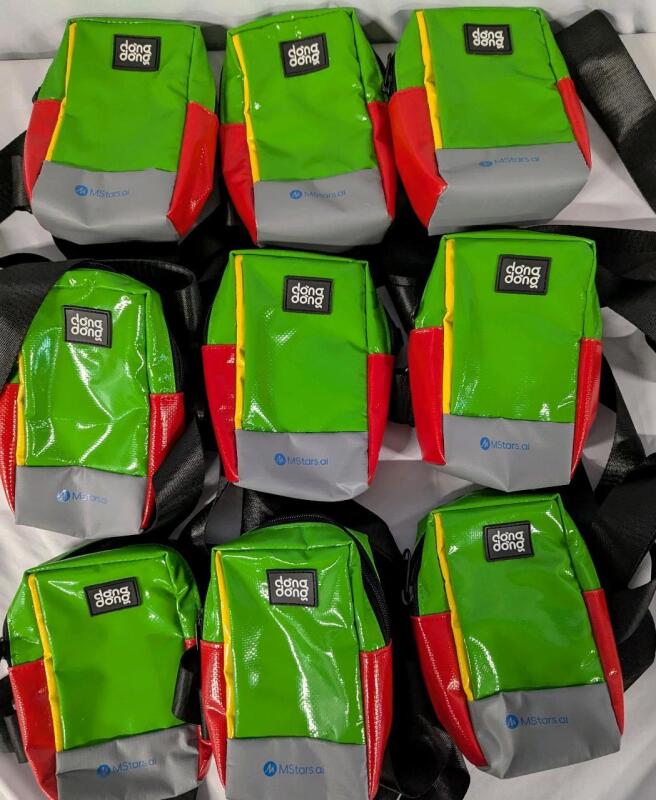 9 New D&ograve;ng D&ograve;ng S&agrave;i G&ograve;n Colourblock Cross Body Bag. 4" by 6" by 2" Not Including Strap.