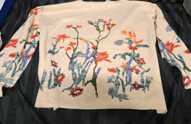 New ladies floral knit sweater, no size provided