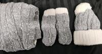 New one size fits all women's hat, mittens and scarf matching set