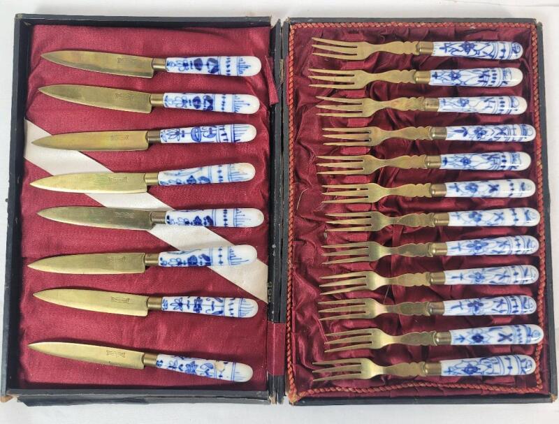20pc. Vintage Rheingold " Blue Onion " Porcelain Handle Fruit Fork & Knife Set w/Case . 12 Forks & 8 Knives . Chip on 1 knife handle . Case is not is good condition
