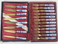 20pc. Vintage Rheingold " Blue Onion " Porcelain Handle Fruit Fork & Knife Set w/Case . 12 Forks & 8 Knives . Chip on 1 knife handle . Case is not is good condition