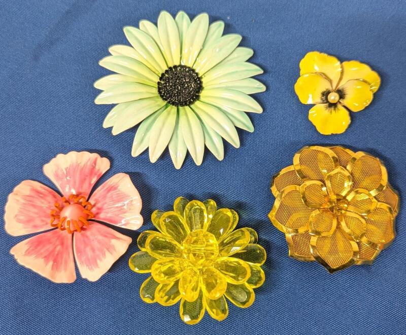 5 Funky Flowers Vintage Brooches: Enamel, Metal Mesh & Chunky Plastic Daisy - Up to 3.15" Diameter