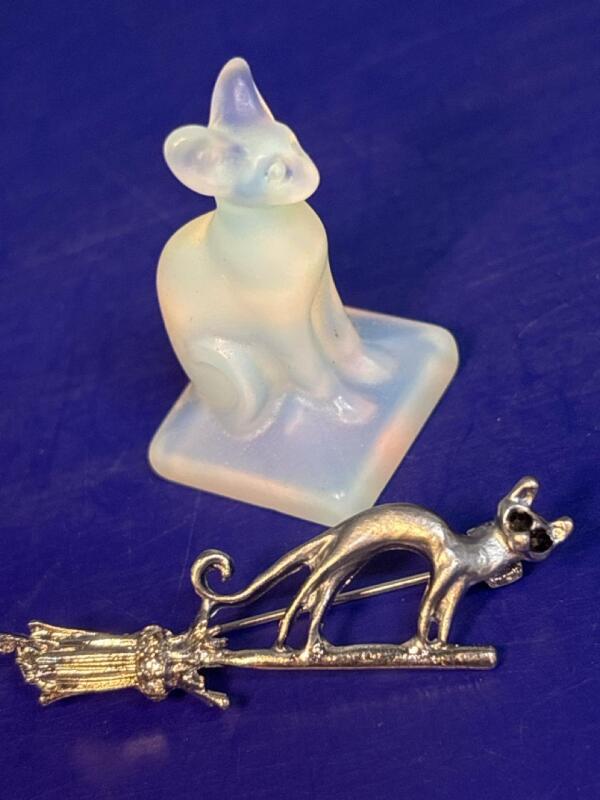 Crystal Carving Opalite Sphinx Cat Mini 1.5&rsquo;&rsquo; Crystal Cat / Vintage Style Flying Cat on Broomstick Brooch 2 tone with rhinestones 1.8&rsquo;&rsquo;
