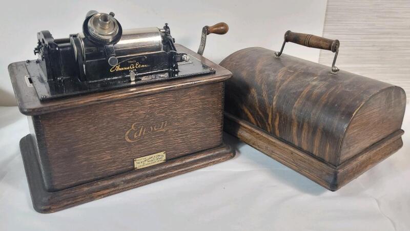 Antique Edison Standard Cylinder Phonograph with Lid . Untested , Cosmetically in Very Good Condition . Side Handle Does Rotate . Measures 13"&times;9.5"&times;11.5"