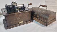 Antique Edison Standard Cylinder Phonograph with Lid . Untested , Cosmetically in Very Good Condition . Side Handle Does Rotate . Measures 13"&times;9.5"&times;11.5"