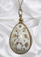 Franklin Mint Porcelain Easter Egg Pendant original box 1978 24K gold trim A lovely bisque porcelain egg pendant trimmed in 24 K gold A 24" 1/20 12K gold filled chain/necklace is included Pendant approximately 1.5&rsquo;&rsquo; Gold Chain 24&rsquo;&rsquo;