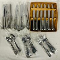 40+ Pieces of Cutlery, Includes 20 Forks (7.25&rdquo;), 6 Spoons (6.75&rdquo;), 13 Dinner Knives (9&rdquo;) and 6 Steak Knives (9.25&rdquo;)