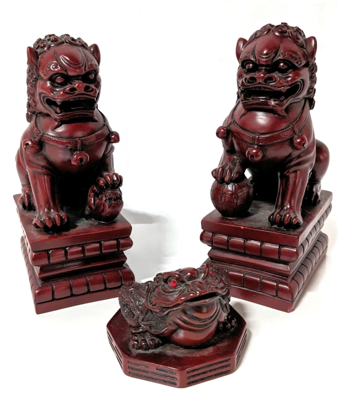 Pair of Red Resin Chinese Guardian Foo Dog Statues & Lucky 3-Legged Money Frog