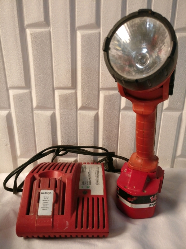 Milwaukee Work Light with Battery & Charger