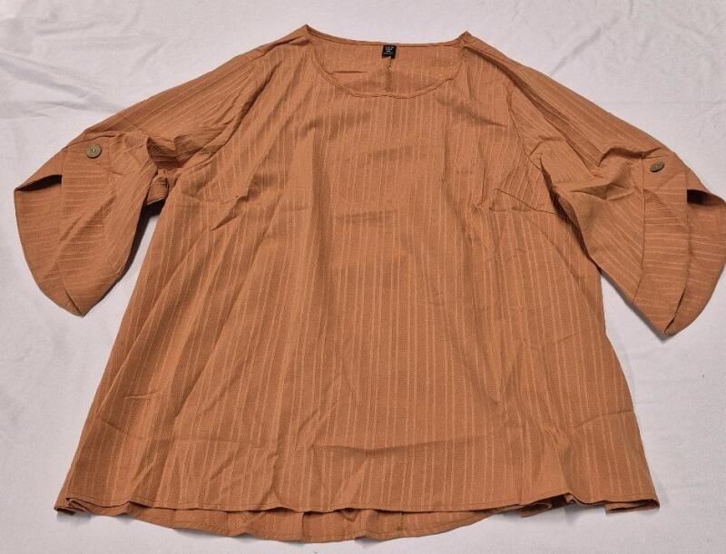 New sz 4XL Women's Top with 3/4 Sleeves