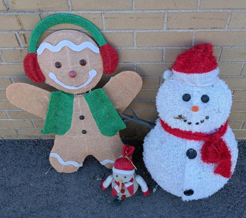 3 Light Up Lawn Ornaments. Both Snowmen Attached by 1 Cable of Lights. Tallest Approximately 27" Tall. Tested Working.