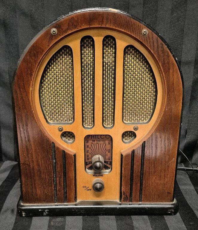 Vintage Wooden Philco Radio- Powers Up 12.25" Tall & 10.5" Wide