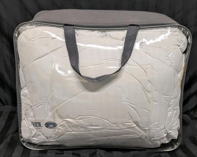 KING Size (106" &times; 92") CASINO NIAGARA / Fallsview Resort Microfiber Synthetic Fill Duvet in Very Good Condition, Heavily Perfumed