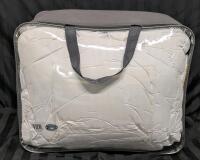 KING Size (106" &times; 92") CASINO NIAGARA / Fallsview Resort Microfiber Synthetic Fill Duvet in Very Good Condition, Heavily Perfumed