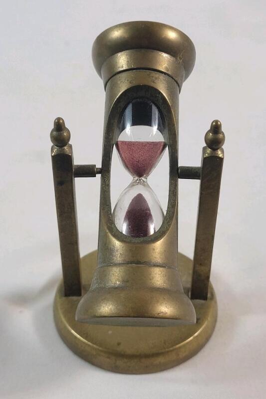 Vintage Brass Tempus Fugit 3-Minute Hour Glass . Measures 4" tall