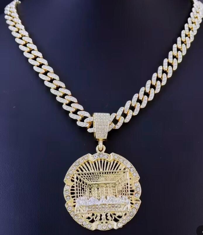 Round Medallion Last Supper Pendant with Cuban Chain Rhinestones Accents Medallion Round Detailed Pendant 2.5&rsquo;&rsquo; with Bale Chain 18&rsquo;&rsquo; Snap Over Clasp