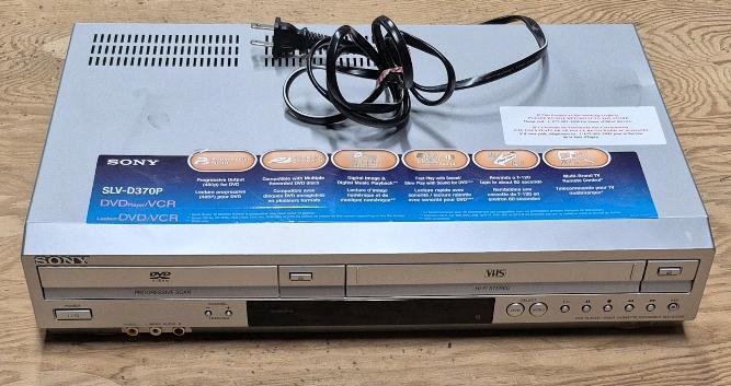 Sony DVD Player & VHS Recorder Model SLV-D370P - Powers up