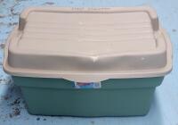 Rubbermaid RoughTote 114L Hinged Storage Bin .