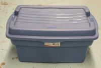 Rubbermaid Roughneck 114L Hinged Storage Bin .