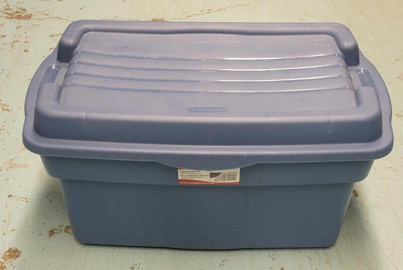 Rubbermaid Roughneck 114L Hinged Storage Bin .