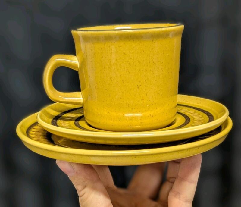 29pcs Vintage FRANCISCAN England Honeycomb Stoneware Dishes: 8&times; 3" Coffee Cups, 7&times; 5.6" Saucers, 14&times; 6.3" Bread + Butter Plates