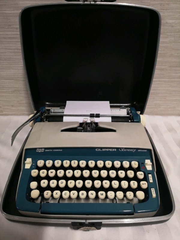 Smith Corona Typewriter - Clipper Seventy Deluxe, Working