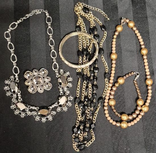 Great Jewelry Lot - Necklaces & Bracelets & Brooch
