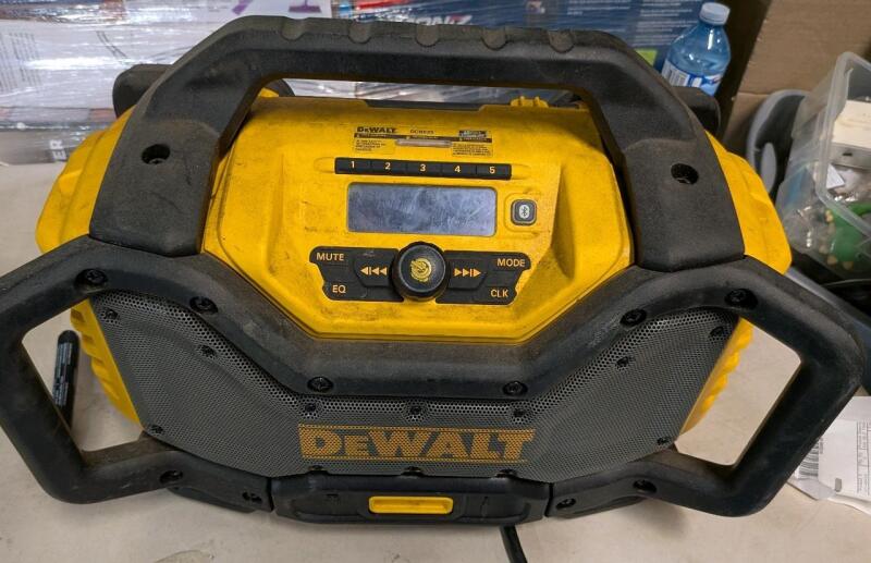 [See Description] DEWALT DCR025 20V MAX 20V/40V Flexvolt Bluetooth Jobsite Radio with Built-In Battery Charger. Retails for $360 in New Condition.