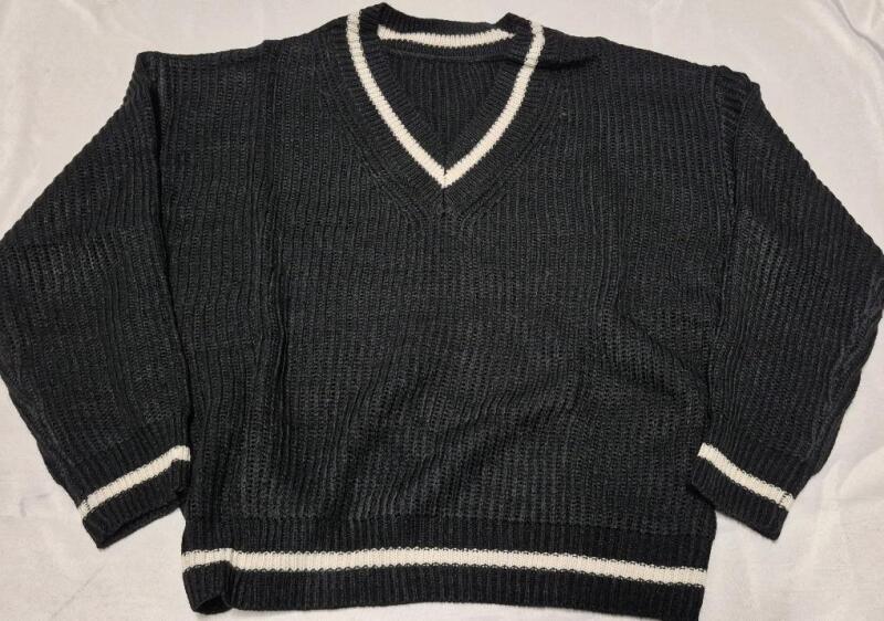 New sz Large Women's V-Neck Sweater