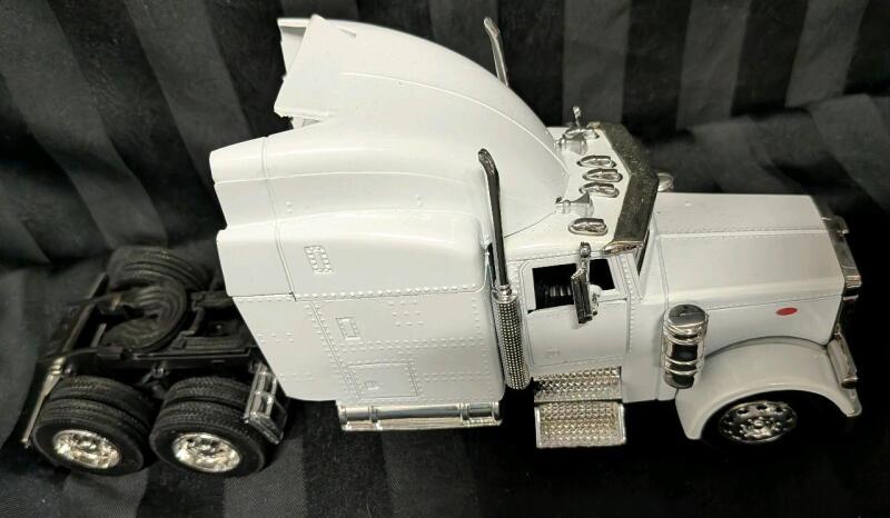 Piterbuilt Direcast Model Truck. 10" Long.