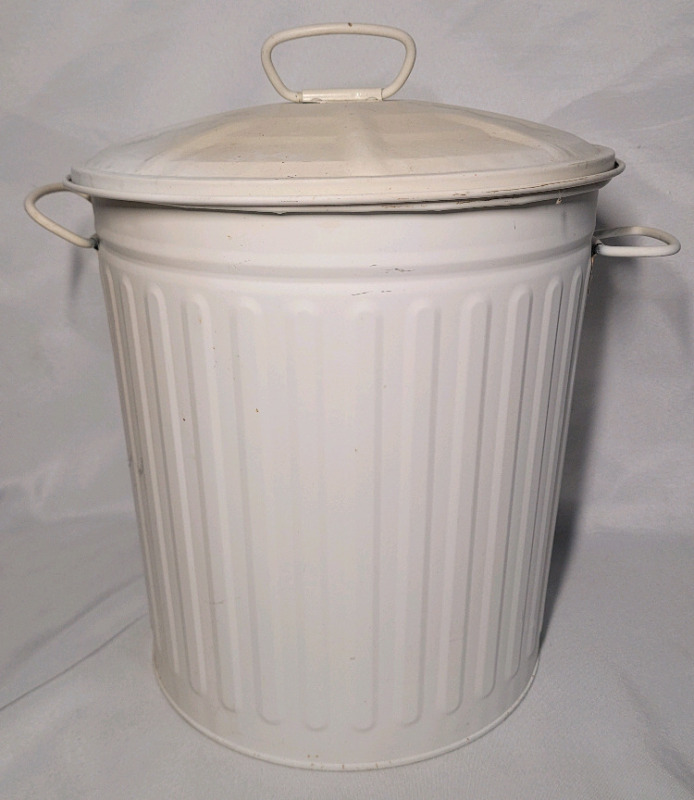 Home Decor Mini Garbage Can / Trash Can with Lid