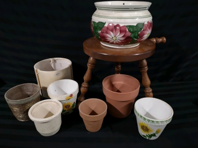8 Planter Pots and Wooden Stool