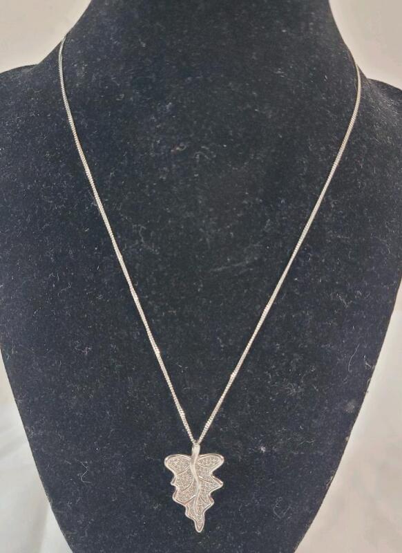Sterling Silver 925 Chain & Leaf Pendant . Chain measures 17 &frac14;" Long.