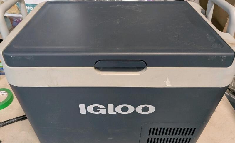 Igloo Active Portable Electric Cooler Fridge/Freezer, 32-Q. Retails New for $700