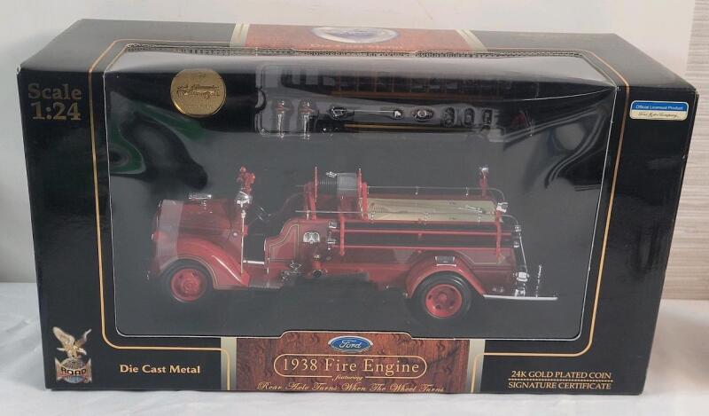 Road Signature Series 1938 Ford Fire Engine Diecast Truck , 1/24 Scale . NRFB