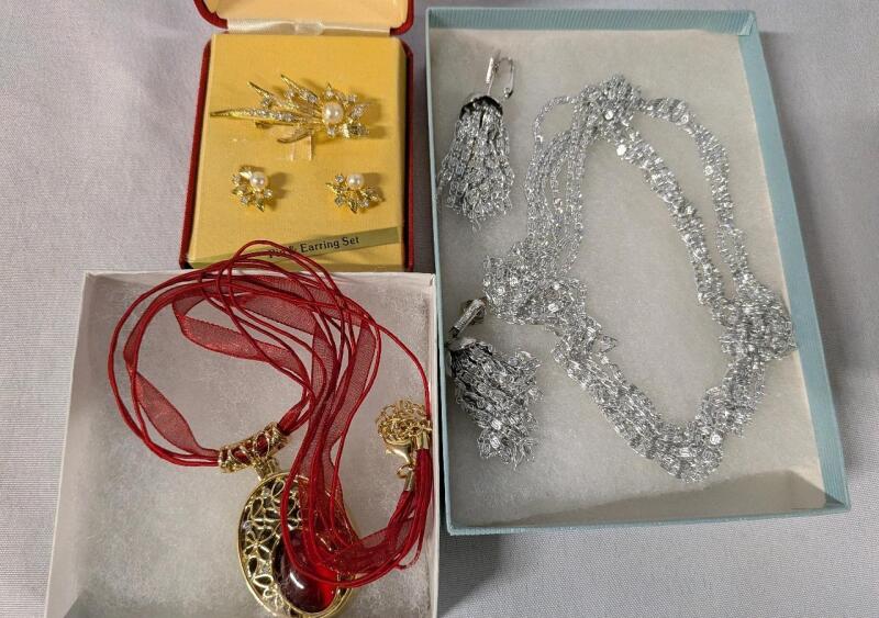 Beautiful Jewelry Lot. 2 Necklaces ,4 Earrings and a Pin