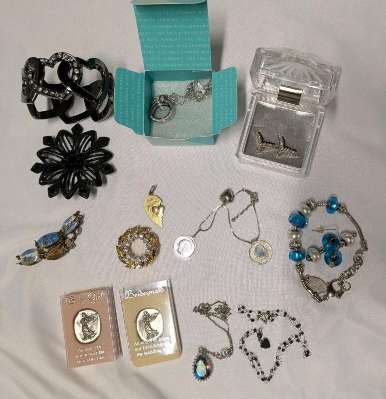 14 Pieces of Jewellery. Necklaces, Earrings, Brooches and More.