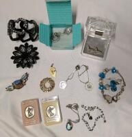 14 Pieces of Jewellery. Necklaces, Earrings, Brooches and More.