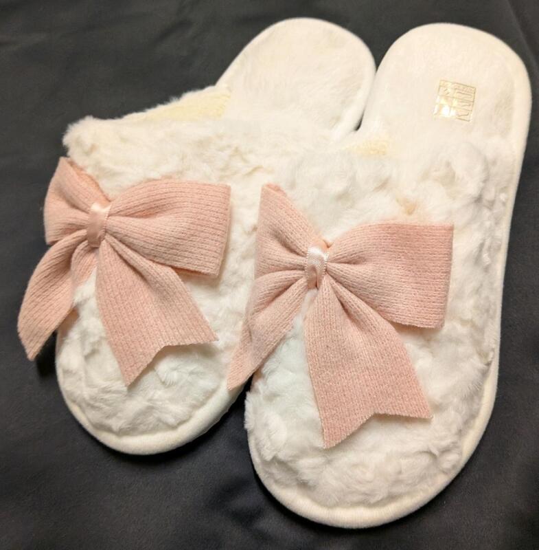 New Size 38-39 Women's Fuzzy Slippers.