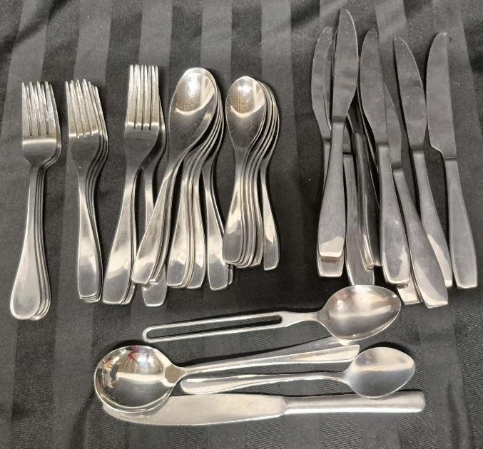 37 Pieces Flatware - Spoons, Forks & Butter Knives Oneida +